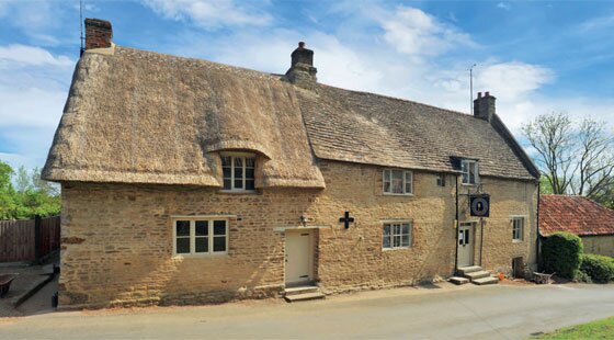 17th Century thatched inn, Wadenhoe, Northamptonshire to let