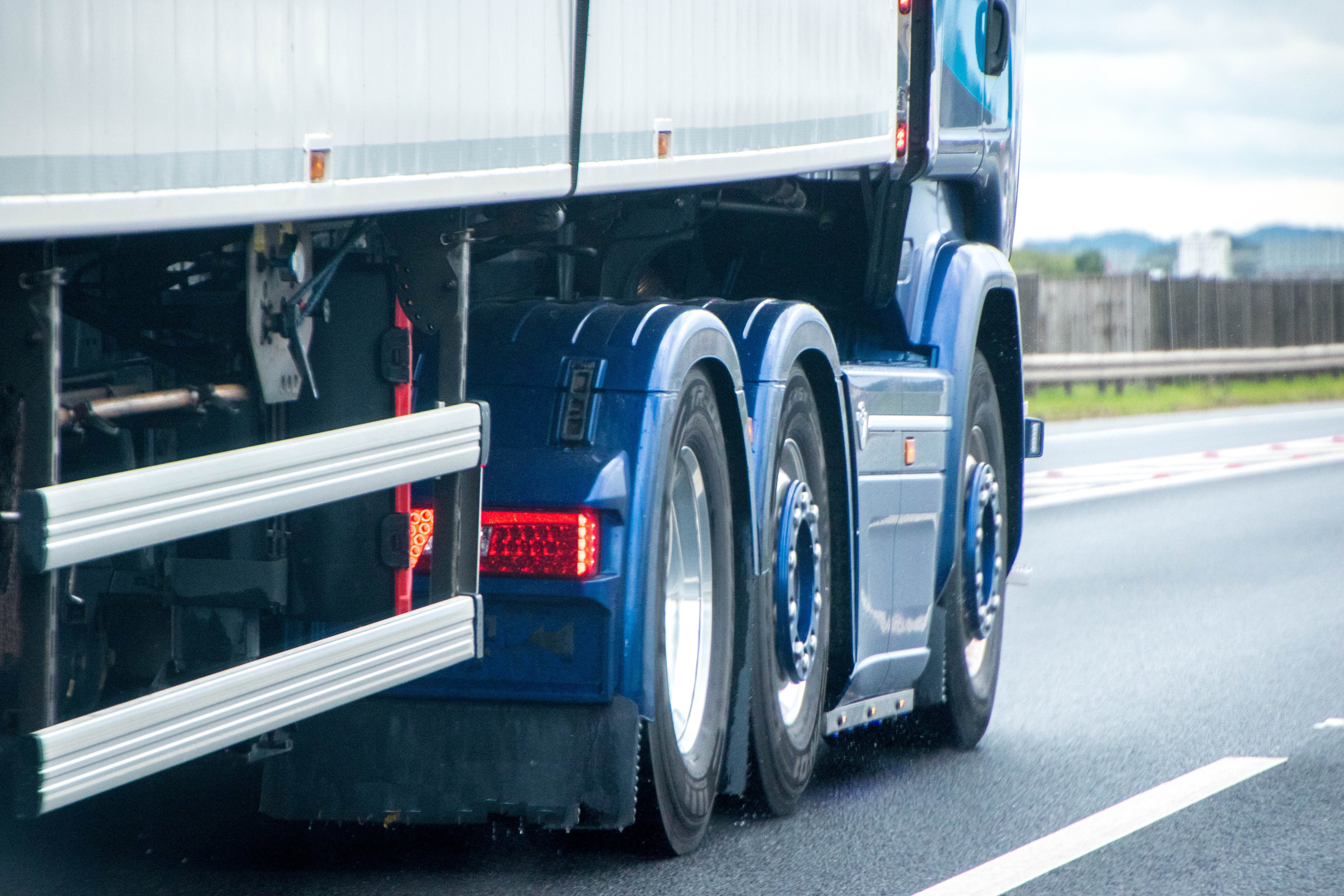 Lorry drivers allowed to work longer hours as pubs and restaurants report stock issues