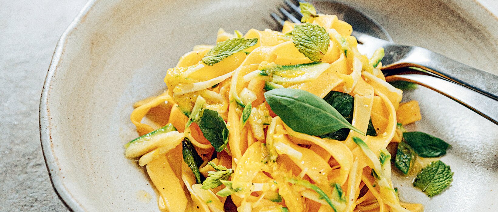 Recipe: tagliatelle with courgette, mint and basil by Mateo Zielonka