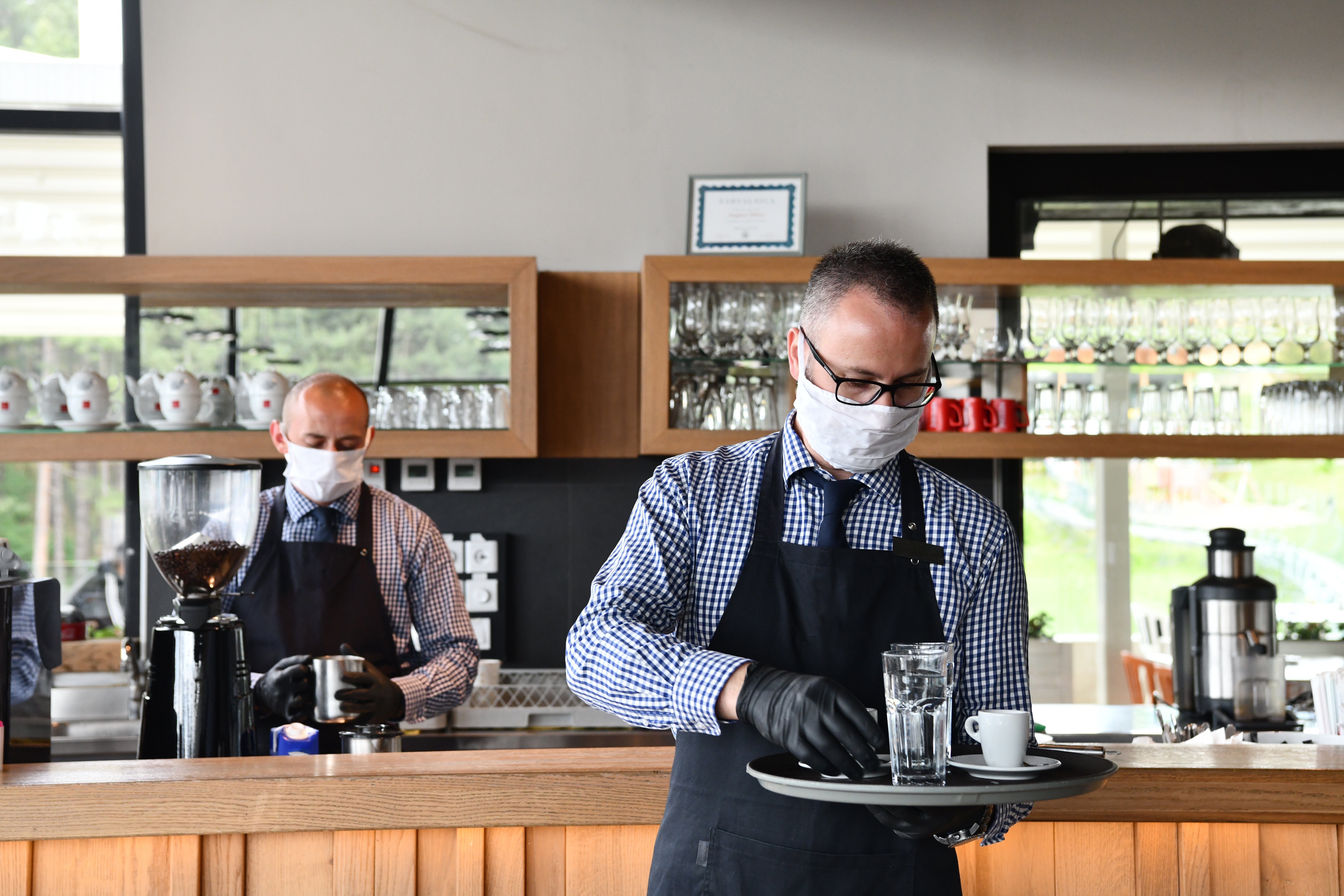 Scottish hospitality disappointed in delay of lifting face mask law