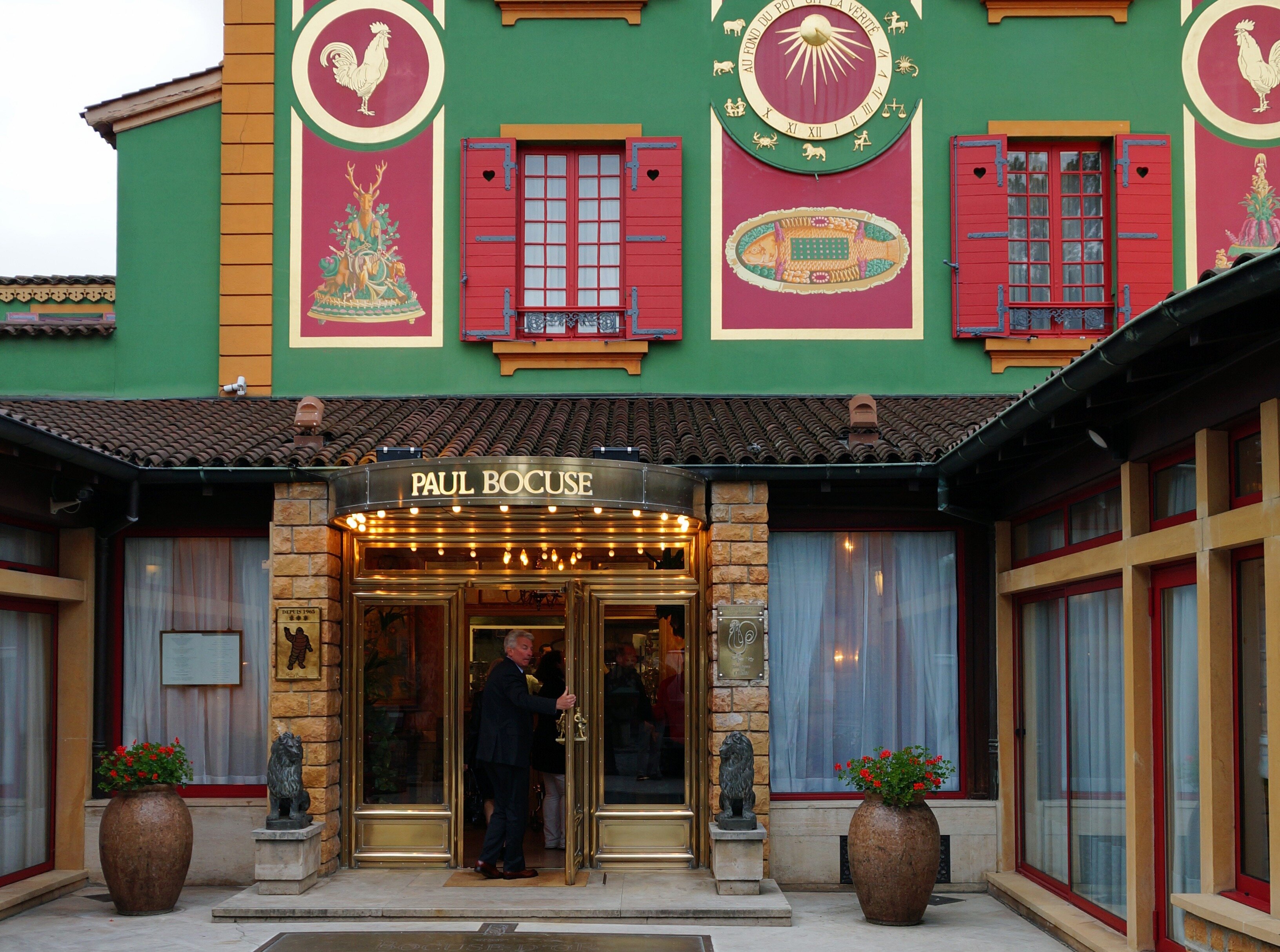 Paul Bocuse’s L'Auberge du Pont de Collonges restaurant loses third star in 2020 Guide