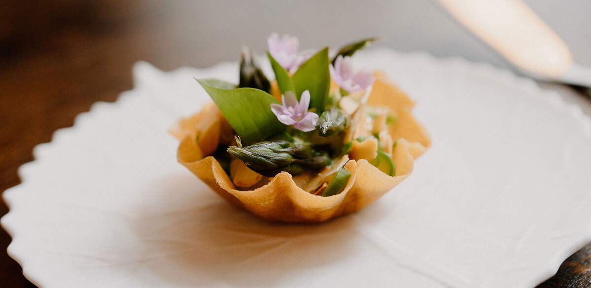 BBQ-Drumfearn-Mussels-with-asparagus-almonds-and-purslane-(Lynne-Kennedy).jpg