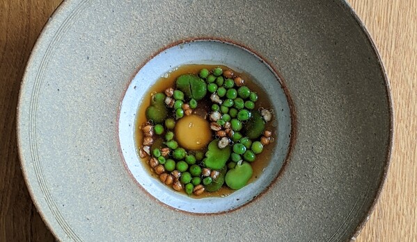 hjem_Quail_egg_with_broad_beans_peas_and_pink_fir_apple_potato_brot.jpg