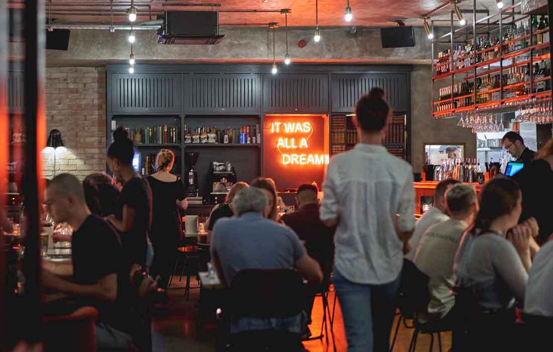 Bar shutterstock 1481583515 Bar shutterstock 1481583515