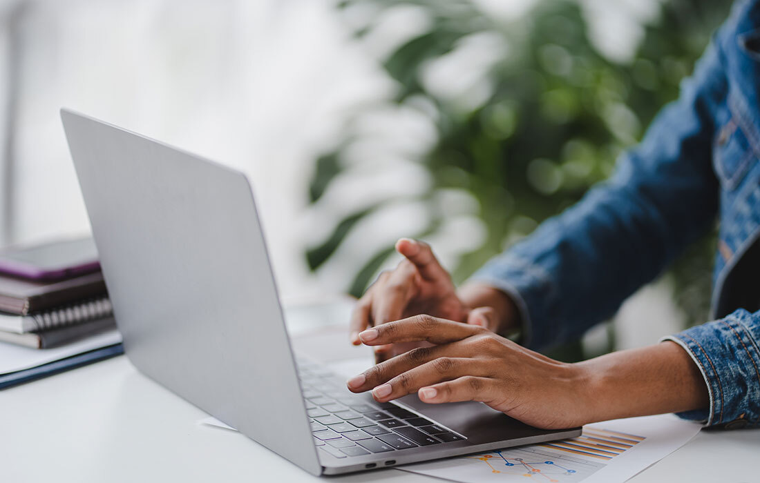 Computer shutterstock 2199414575