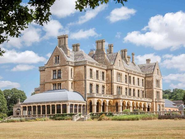 Oyo expands Sunday brand through conversion of six Mercure hotels