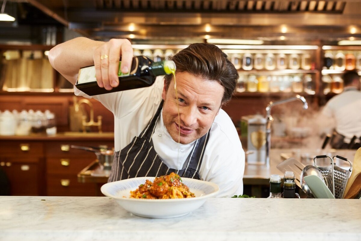 Jamie Oliver partners with Airbnb to offer chef&rsquo;s table experiences
