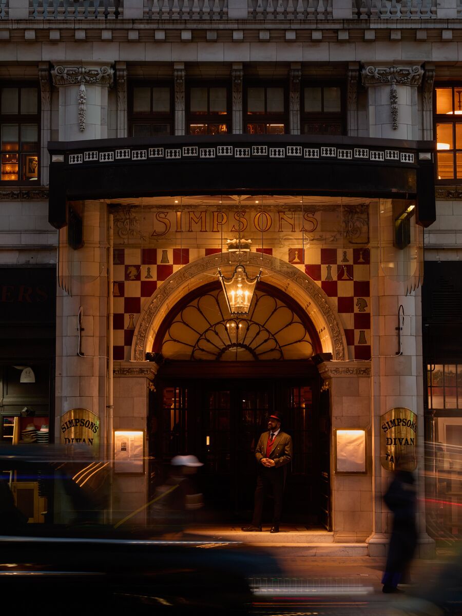 Simpsons in The Strand Exterior Night Credit Helen Cathcart 0846 R
