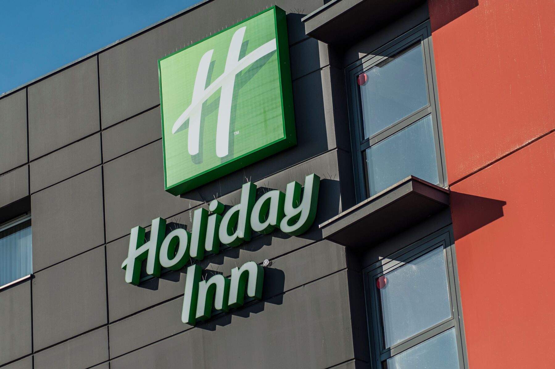 Heroic staff at Perth&rsquo;s Holiday Inn Express save police officer's life